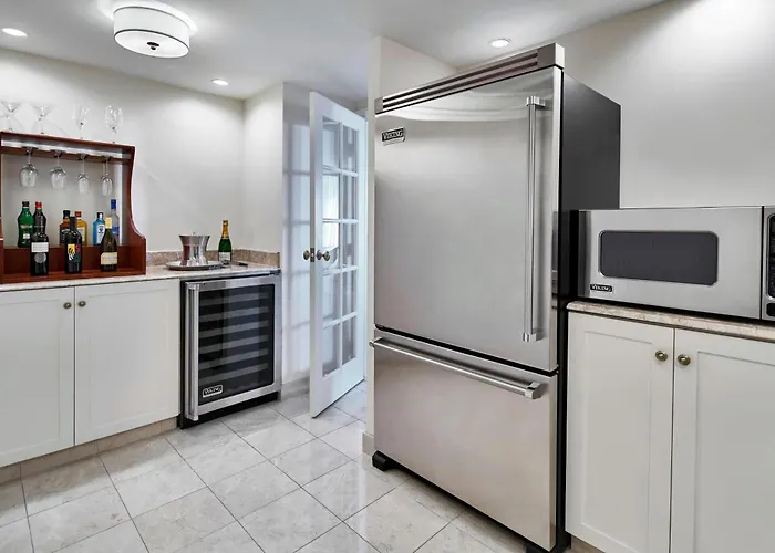 One-Bedroom Corner King Suite